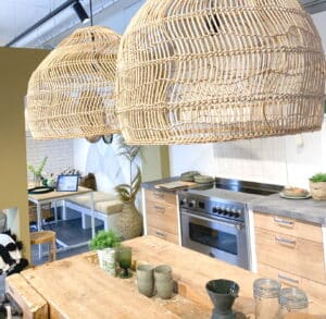 Hanglampen HKLiving Wicker, Hanglampen boven keukeneiland van KeukenCoach keuken Ibiza