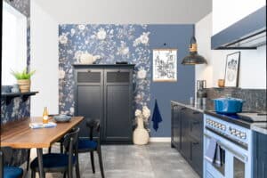 Fluweel blauwe houten landelijke keuken, KeukenCoach houten keuken Provence