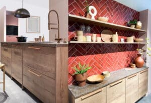 Moderne houten keukenkastjes en laden met bijpassende wandplanken, KeukenCoach houtlook keuken Amsterdam