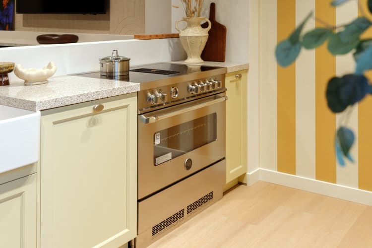 Bertazzoni inductie fornuis met afzuiging Master RVS 90 cm in licht gele landelijke keuken