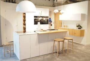 Wave design afzuigkap boven kookeiland met bijpassende hanglampjes – KeukenCoach keuken Tokyo
