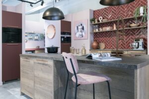 Two tone keuken trend 2024 keuken: houten keuken met diep rode hoge kasten en geglazuurde keuken achterwand tegels – KeukenCoach keuken Amsterdam