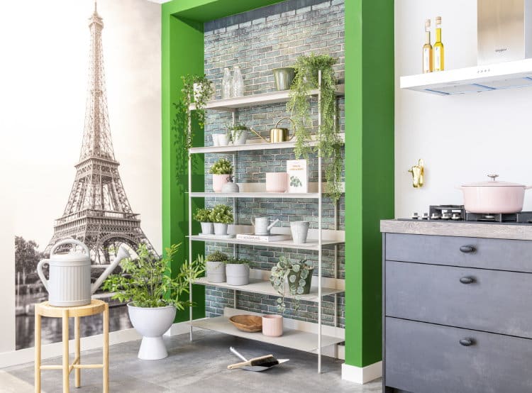 Keuken planten rek in een landelijke betonlook keuken- KeukenCoach keuken Parijs
