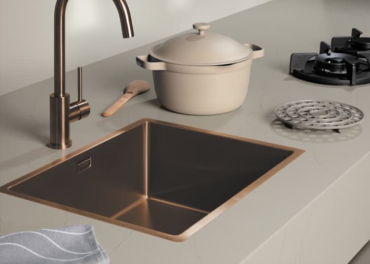 Cosmolite Grey Argo met Lanesto vlak inbouw spoelbak en Selsiuz keukenkraan Copper