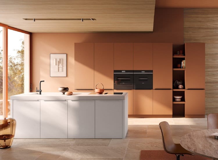 Mediterrane keuken met kookeiland in keukentrends 2025 kleur: terracotta