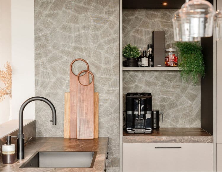 Coffee corner, een koffiehoek in een open nis van een modern industri&euml;le keuken, met vintage accenten