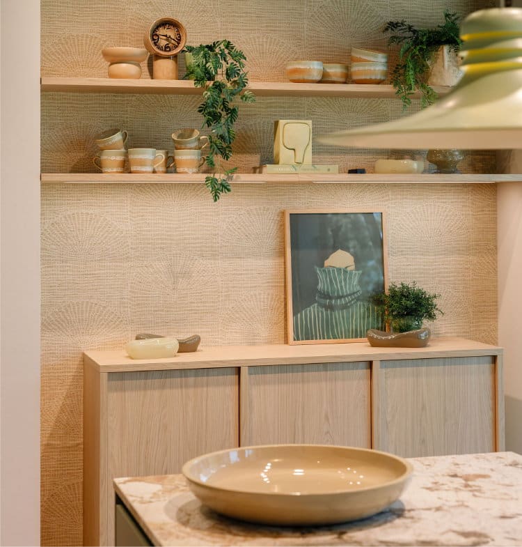 Coffee corner: licht eiken wandkast en planken met koffie accessoires