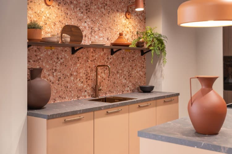 Koffie corner en notenhouten wandplank voor koffie accessoires in moderne keuken met terra kleuraccenten