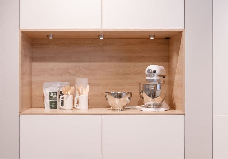 Onderbouw verlichting kantelbare LED spots in een koffie hoek nis &ndash; KeukenCoach keuken Kopenhagen