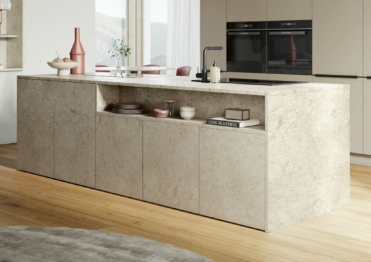 Japandi keukeneiland + aanrechtblad in beige graniet structuur met mat beige kastenwand