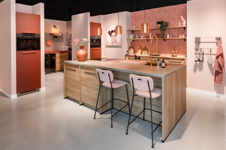 Keukentrends 2025: Moderne woonkeuken met kookeiland en bar in hout en terracotta kleur - KeukenCoach keuken Amsterdam