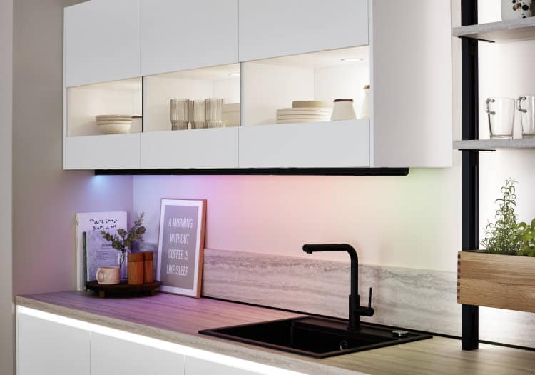 Philips Hue Linear Gradient Lightbar - Zwarte Philips Hue lichtbalken onder bovenkastjes van een Nobilia keuken