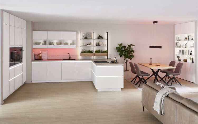 Philips Hue onder keukenkastjes lichtbalk en inbouwspots in open bovenkasten van Nobilia & Philips Hue hanglamp Ensis boven de eettafel