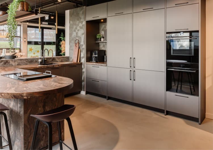 Bosch combimagnetron en bakoven in een moderne schiereiland keuken met ronde bar