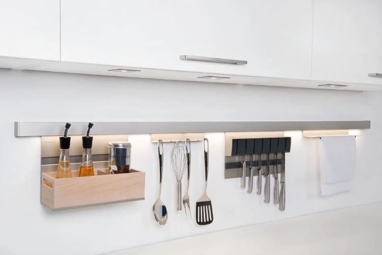 Slim keuken indelen met het flexibele railsysteem tegen de achterwand - keukenrek MosaiQ