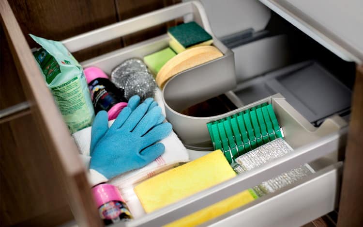 Spoelkast lade indeling met schoonmaakspullen