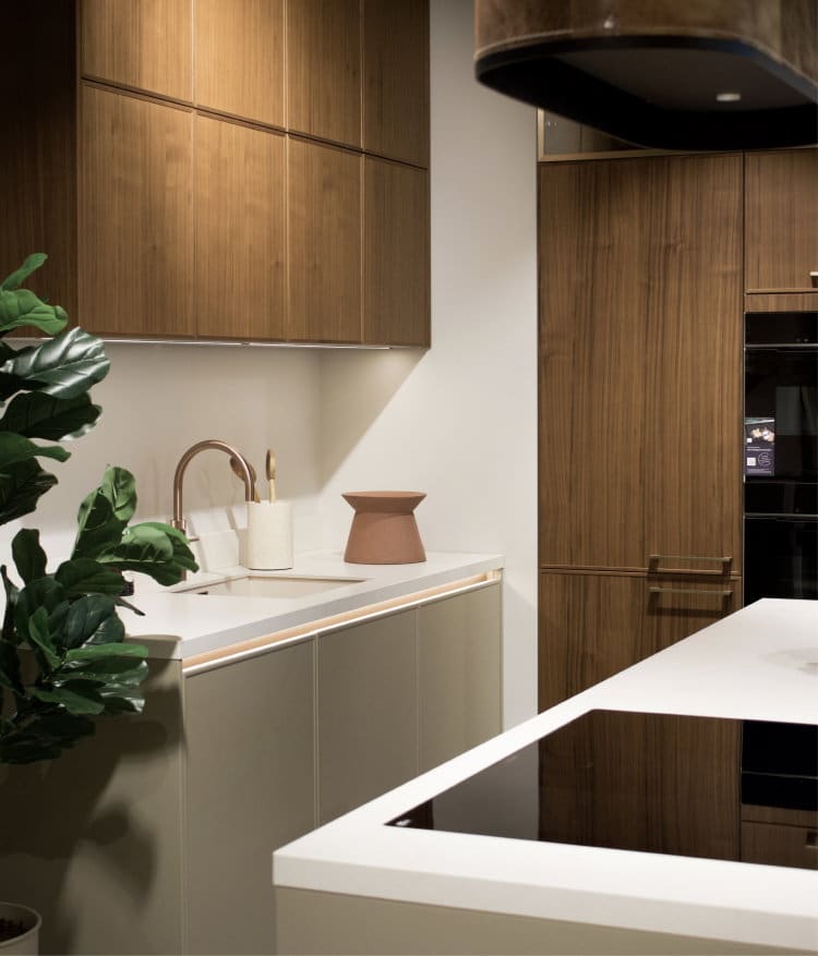 Keukentrend 2026 Terra Lumière - modern landelijke keuken met kookeiland en bar in aardetinten als terra rood-bruin vazen, beige marmer aanrechtblad en spoelbak, notenhout landelijke keukendeurtjes met smalle lijsten