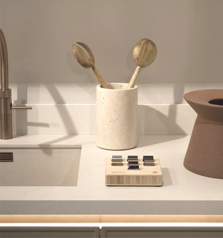 Quooker messing patina op wit beige marmer keukenblad met spoelbak in dezelfde kleur
