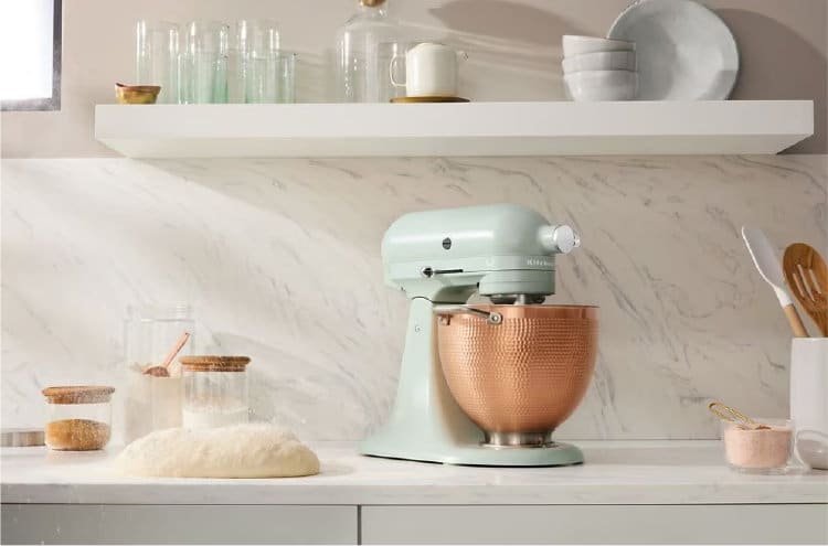 Trendy keukenaccessoires 2026: Salie groen KitchenAid mixer Blossom met koperen kom