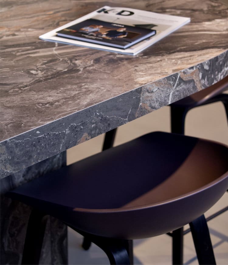 Ronde keukenbar blad met TopLaminate bruin grijs marmer dessin Brown Tide in duurzaam Greengridz met chocolade zwart kleurige Hay barkrukken