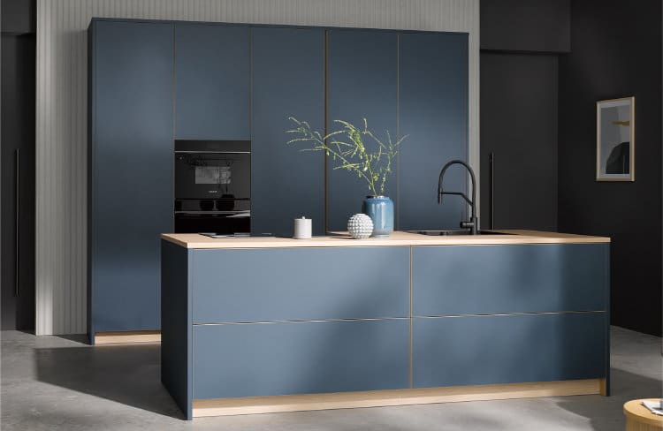 Stille keukenfronten van linoleum - duurzame blauwe moderne keuken