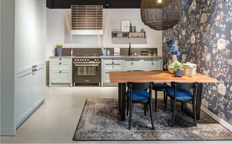 Stille keukenapparatuur, meubels en accessoires: stille afzuigkap, wandplanken, vloerkleed, stoelen stoffen zitting - groene landelijke keuken