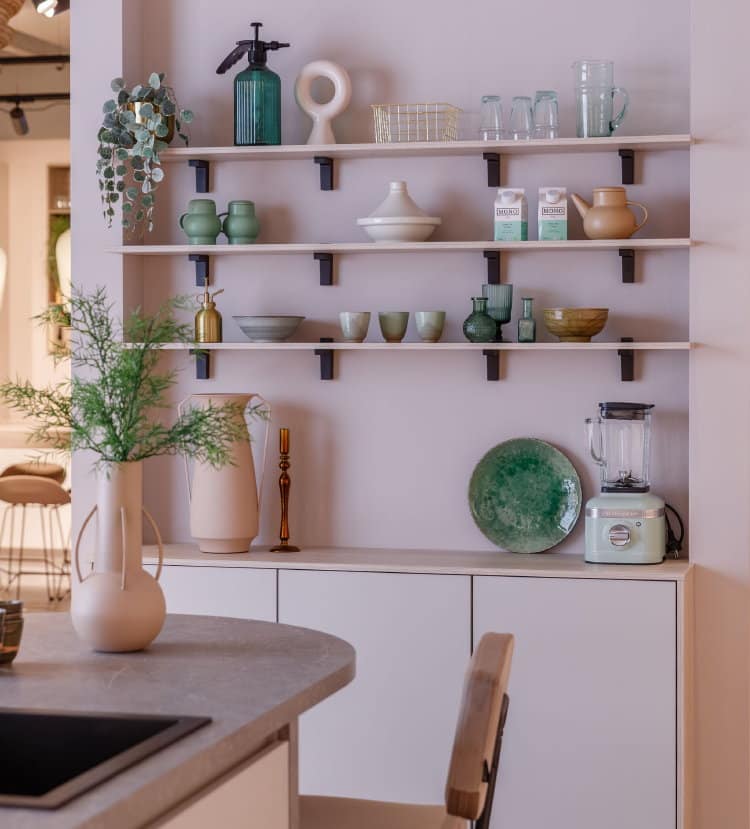 Keuken wandplanken, planten en stoffen stoelen dempen geluid - lichte moderne keuken