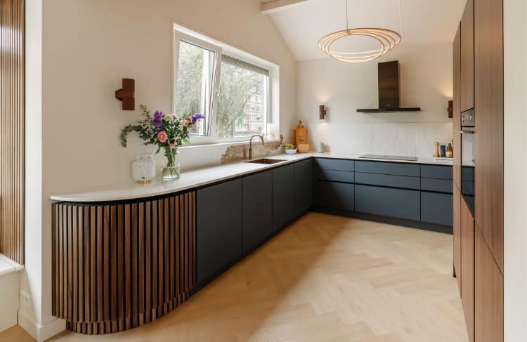 Stille keukenvloer PVC hout visgraat - mooie binnenkijker keuken van klant, Sliedrecht