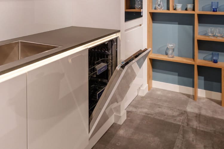 Stille vaatwasser Siemens volledig geïntegreerd in moderne witte keuken hoogglans