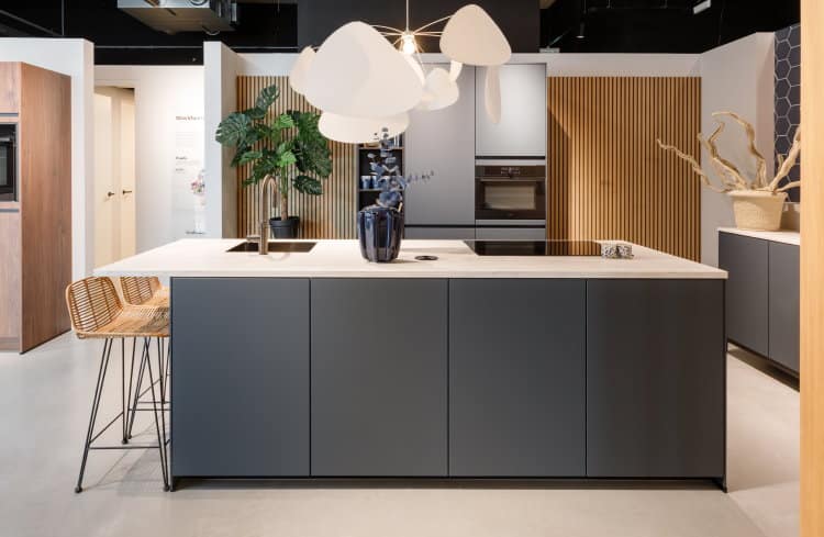 Moderne blauwe keuken met kookeiland op PVC vinyl keukenvloer verfijnd betonlook