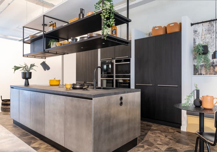 Keukenvloer zoning - 2 patronen naast elkaar: PVC vloer donker hout geometrisch &amp; PVC vinyl vloer betonlook grijs bij modern industri&euml;le keuken met zithoek