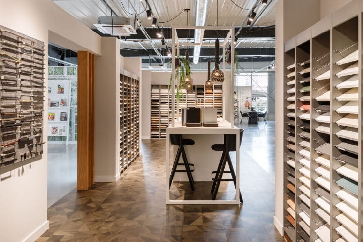 Voor deskundig advies en de nieuwste keukentrends in materialen, kleuren en apparatuur, bezoek je het KeukenCoach inspiratie atelier van de expert!