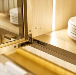 Luxe keuken glaskast met small goudkleurig RVS frame en verborgen scharnieren