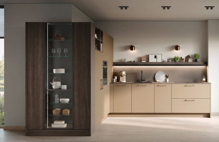 Hacker glaskast in moderne keuken met Caramel fronten - nieuwe keuken kleur 2027