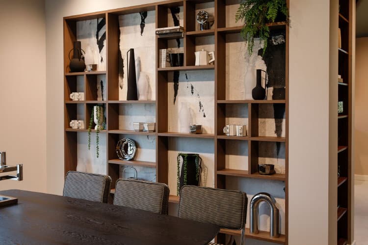 Speelse keuken open vakken kastenwand van hout met behang op de achterwand voor leuke keuken- en woonaccessoires