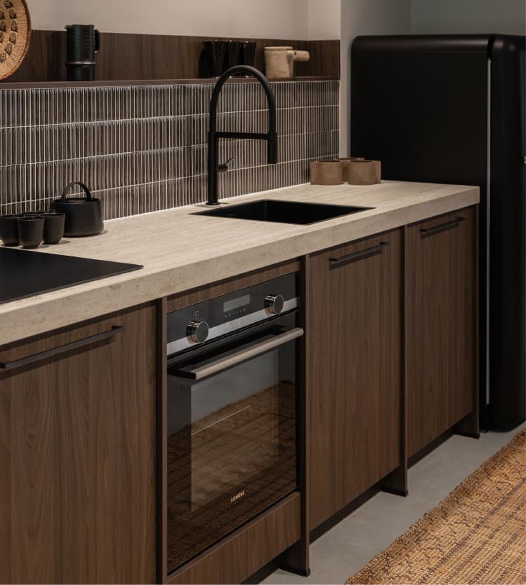 Keuken kleuren 2027: natuurlijke en aardetinten - KeukenCoach moderne keuken Stockholm met walnoot fronten, travertinlook werkblad en groene kitkat tegel achterwand