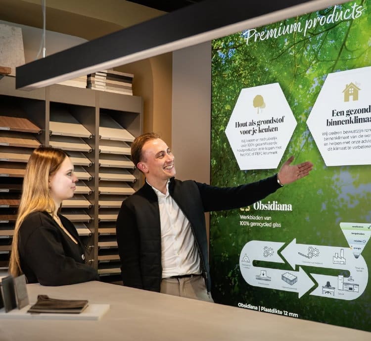 KeukenCoach experts Jordi en Sofie geven uitleg over onze keukens bestaande uit duurzame producten als gecertificeerd hout, recyclebare werkbladen: Evora Restone en Obsidiana