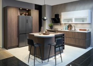 Walnoot houten keukeneiland met rond barblad en gezellige barstoelen