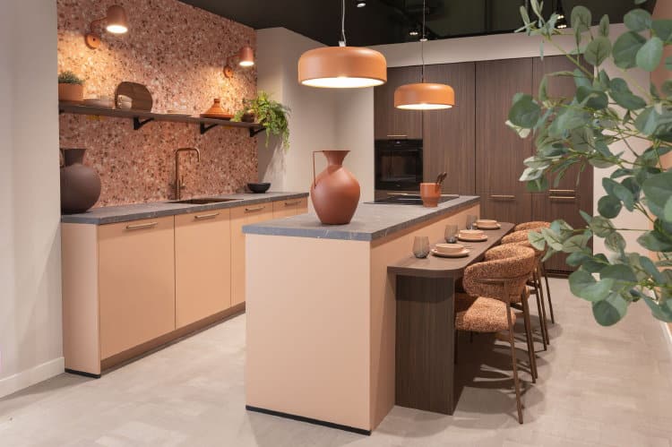 Keukentrend 2027: Coral Amsterdame - Moderne keuken met kookeiland en bar in oranje, terracotta, koraal en notenhout tinten