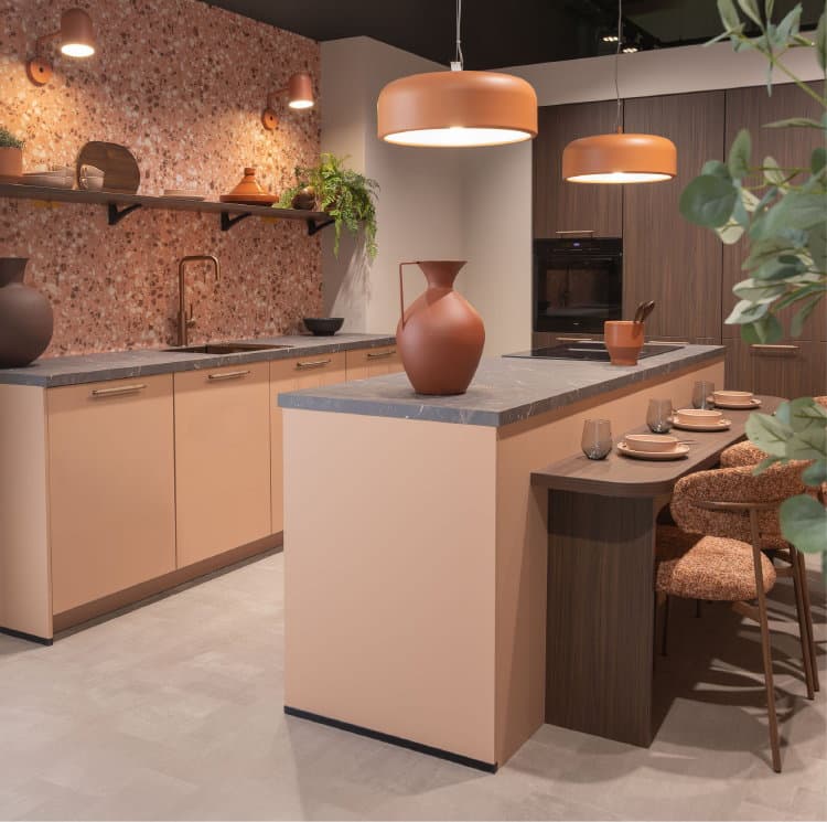Keukentrend 2027: Coral Amsterdam - Moderne keuken met kookeiland en bar in oranje, terracotta, koraal en notenhout tinten