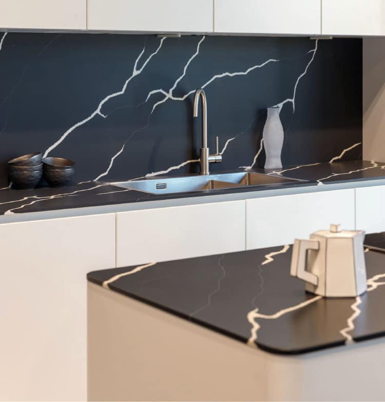 Witte moderne keuken met zwart wit marmerlook composiet werkblad Nemesis Evora Qstone