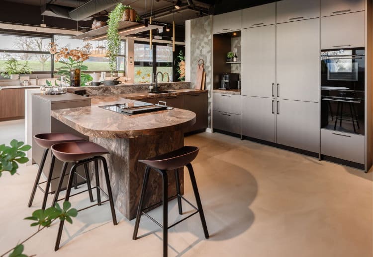 Keukentrend 2027: Moderne keuken met kookeiland en bar Antwerpen in aardetinten en ronde vormen