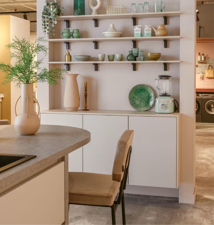 2027 keukentrend: rond werkblad en bar van wit modern kookeiland met grijs steenlook blad