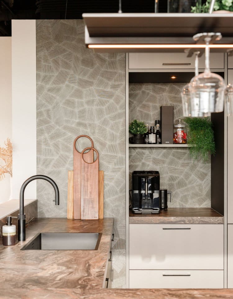 2027 Trend keuken met koffiehoek en drankcorner, bruintinten steenlook werkblad, Gunmetal kraan en spoelbak