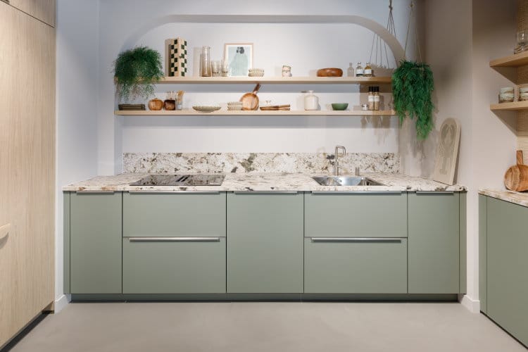 Keuken kleur 2027: eucalyptus groene moderne keuken Santa Monica van KeukenCoach met licht eiken wandkasten
